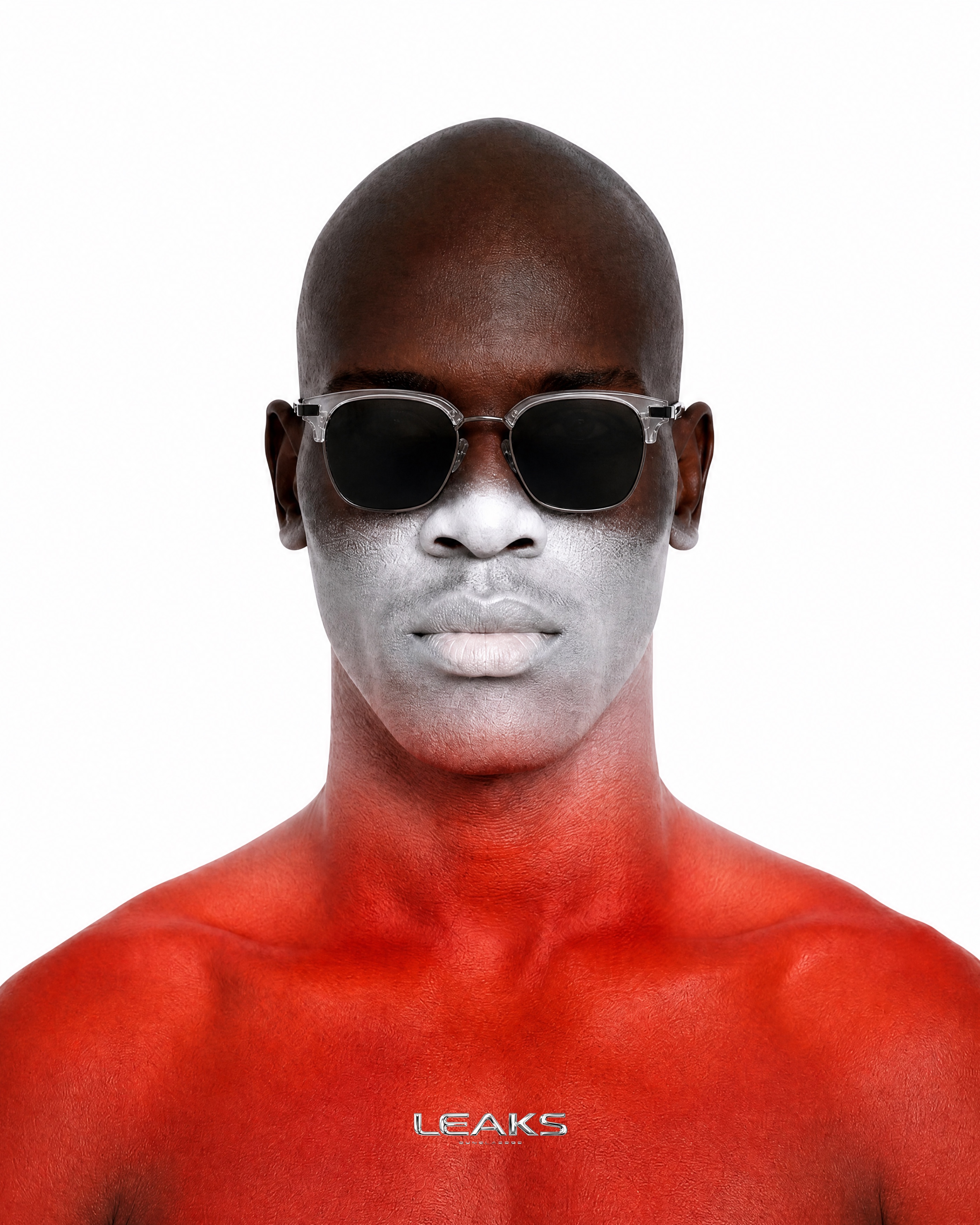Portrait rouge et argent — monture Genesio Grey Light portée de face