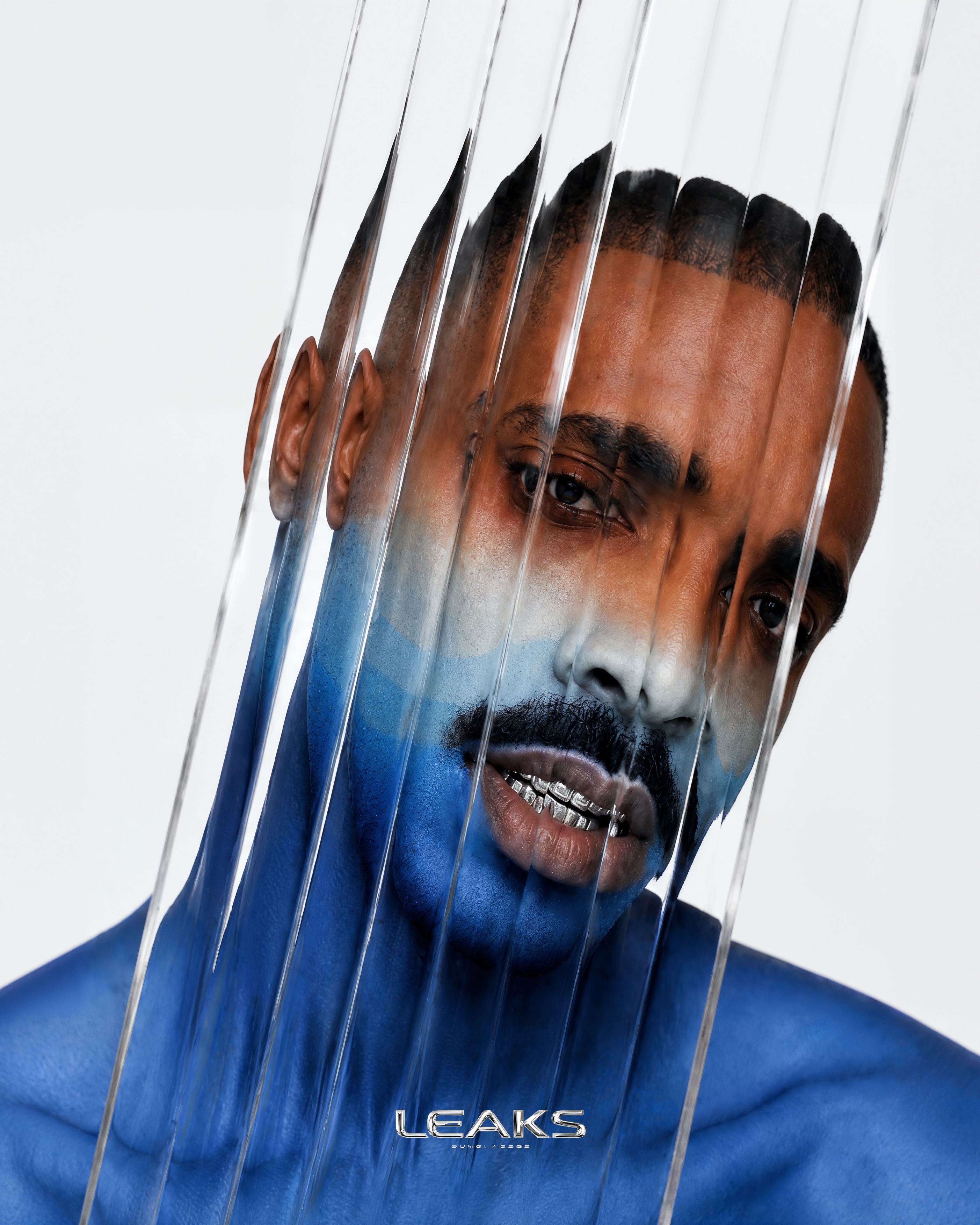 Visage bleu vu à travers un verre strié — campagne LEAKS Drop 001